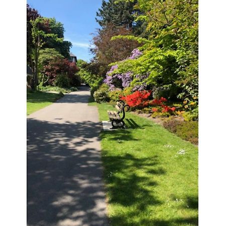 Perfectly Located 4 Storey Townhouse With 2 Parking Spaces In Central Harrogate Extérieur photo