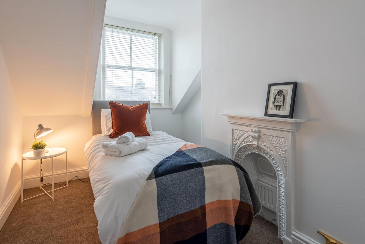Perfectly Located 4 Storey Townhouse With 2 Parking Spaces In Central Harrogate Extérieur photo