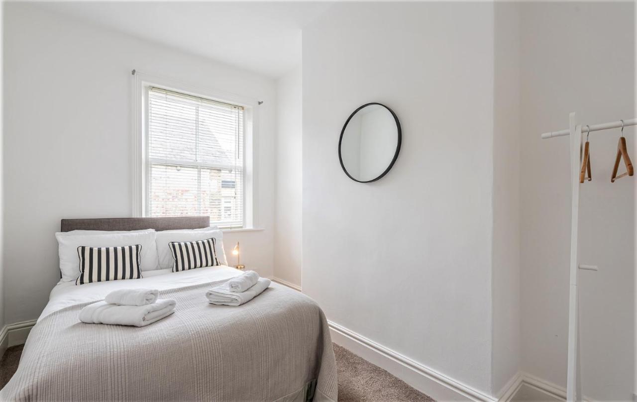 Perfectly Located 4 Storey Townhouse With 2 Parking Spaces In Central Harrogate Extérieur photo