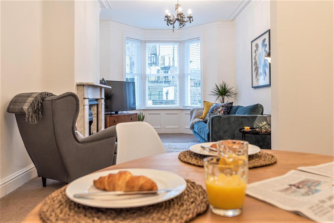 Perfectly Located 4 Storey Townhouse With 2 Parking Spaces In Central Harrogate Extérieur photo
