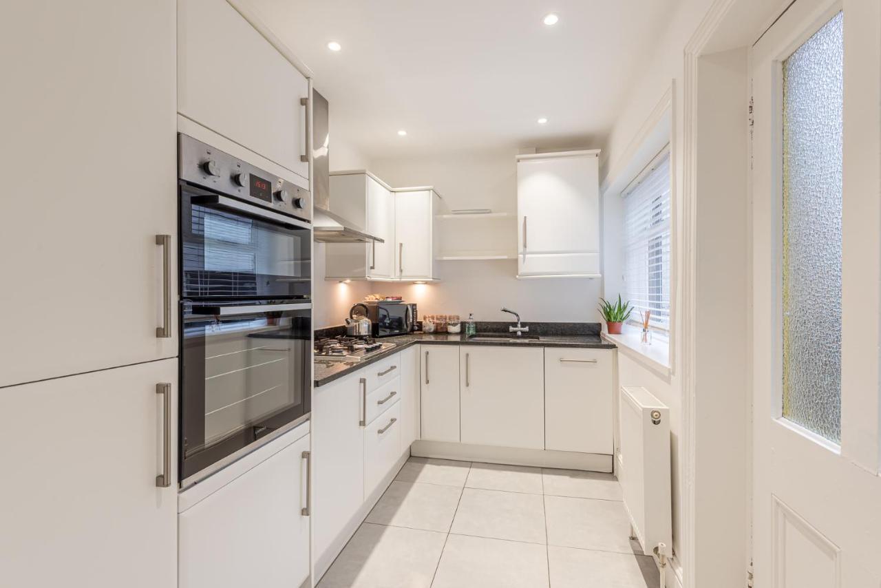 Perfectly Located 4 Storey Townhouse With 2 Parking Spaces In Central Harrogate Extérieur photo