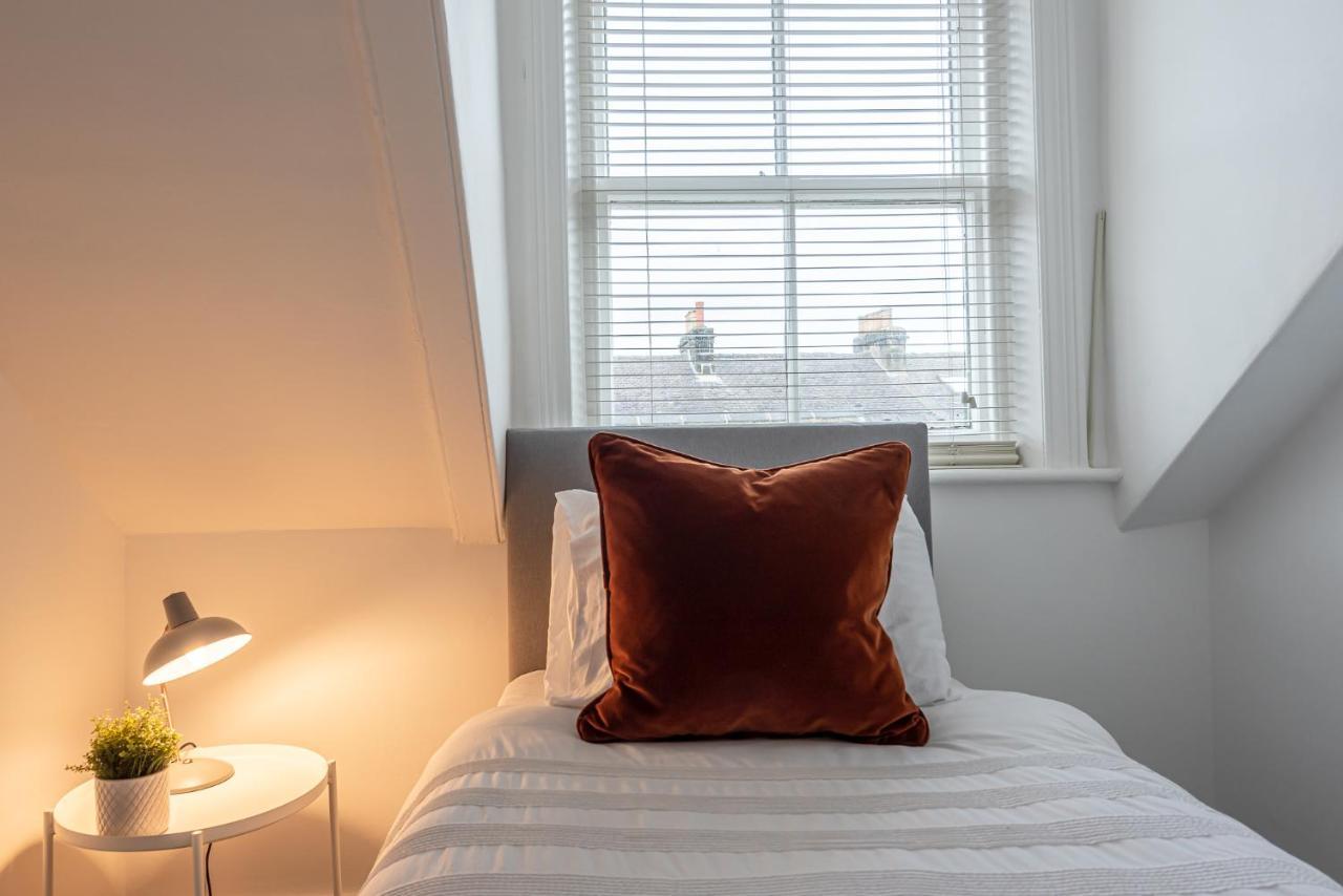 Perfectly Located 4 Storey Townhouse With 2 Parking Spaces In Central Harrogate Extérieur photo