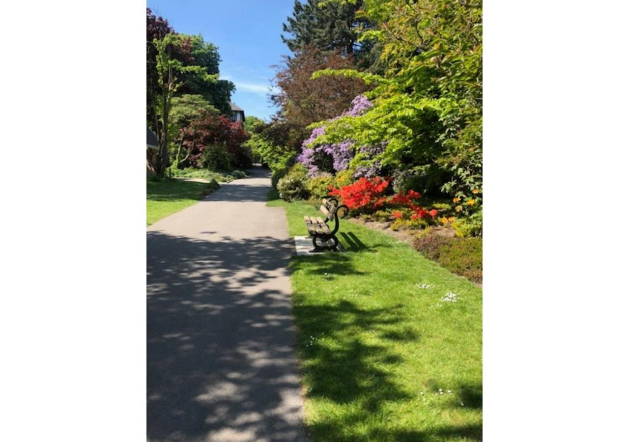Perfectly Located 4 Storey Townhouse With 2 Parking Spaces In Central Harrogate Extérieur photo