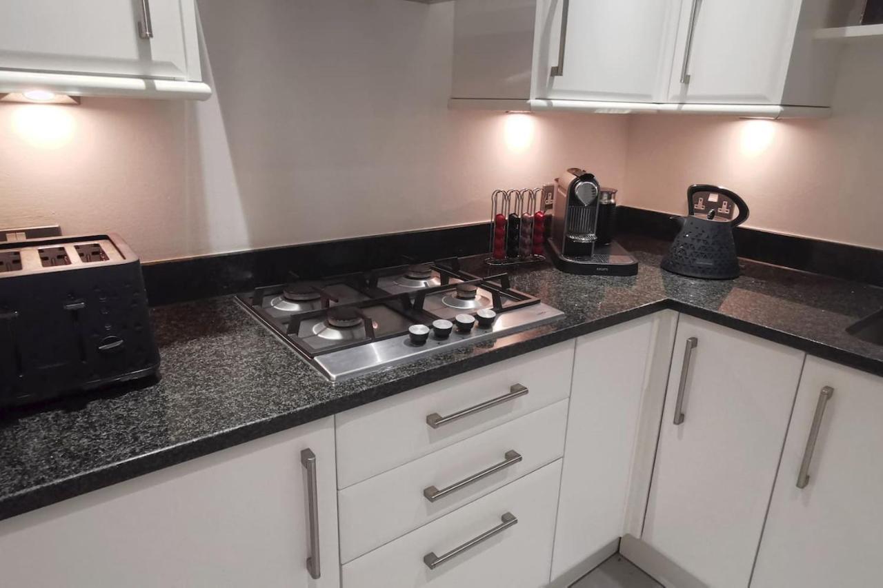 Perfectly Located 4 Storey Townhouse With 2 Parking Spaces In Central Harrogate Extérieur photo