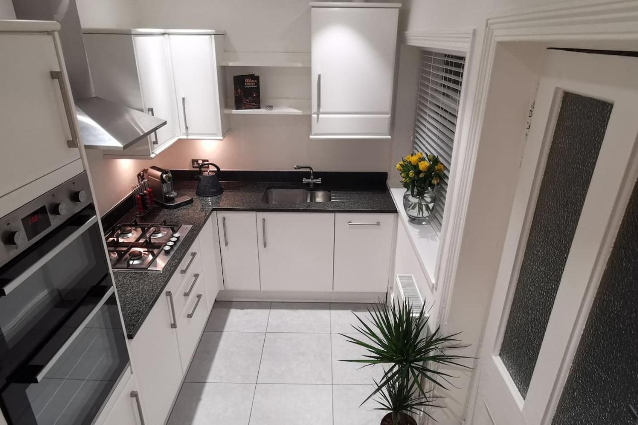 Perfectly Located 4 Storey Townhouse With 2 Parking Spaces In Central Harrogate Extérieur photo