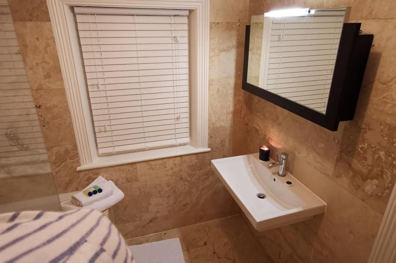 Perfectly Located 4 Storey Townhouse With 2 Parking Spaces In Central Harrogate Extérieur photo