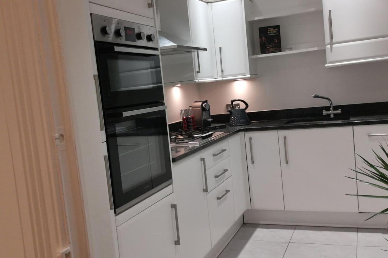 Perfectly Located 4 Storey Townhouse With 2 Parking Spaces In Central Harrogate Extérieur photo